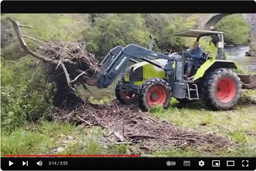 Bonjour à tous, la première journée d'entretien a eu lieu samedi pour rafraichir le site du pont de Comencau. Notre ami Jean Paul était déjà passé quelques jours avant nous avec sa machine pour faire le plus gros de la tonte et nous l'en remercions. Comme vous le voyez dans cette vidéo, un arbre barrait le chemin côté Moyrazes et nous l'avons élagué  pour libérer le passage. Pour le reste, il suffit de visionner cette vidéo... Et..., oui..., n'oublions pas les tripoux et la bonne humeur..