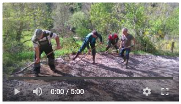 Bonjour à tous ! Samedi 8 mai 2021, Les Amis de Comencau se sont retrouvés pour réaliser les premiers travaux de printemps ainsi que l'entretien du site. Après le petit déjeuner quasi obligatoire, nous avons attaqué le travail que nous avons finalement terminé vers midi. Nous étions 6 valeureux travailleurs pour effectuer ce labeur dans la joie et la bonne humeur puisque nous nous retrouvions sur place pour la première fois de l'année 2021... Un vrai plaisir ! Nous avons donc terminé le débroussaillage commencé par Jean Paul avec son tracteur et qui avait déjà procédé à la tonte générale il y a quelques jours. Nous avons aussi recreusé des rigoles de drainage des eaux de pluies, rétabli la fonctionnalité des toilettes sèches et regravilloné le chemin dans la montée côté Druelle, que les quads ont tendance à ripper vers l'extérieur lors de leurs passages. Rien de méchant...  Un joli billot de bois récupéré des bois flottés, je pense, servira de table basse aux promeneurs du Dimanche ou aux enfants qui voudraient faire la dinette campagnarde au bord de l'eau... Nous avons clôturé cette matinée par notre première réunion informelle de l'année afin de planifier la suite des travaux et surtout définir la date de notre Assemblée Générale 2021 qui devrait être agrémentées des mêmes festivités qui se déroulèrent l'été dernier sur les lieux même, au pied de notre petit pont chéri. Apéritif garni, musique, sandwich barbecue, boissons variées et... Une grande Tombola devraient nous faire passer une belle et agréable après-midi mi-juillet. Bien sûr, nous veillerons à respecter les règles en vigueur liées à la crise sanitaire en cours... Pas d'inquiétude ! Nous espérons que cette petite vidéo vous aura rafraichi et mise en appétit pour cet été...